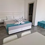Christopher\'S Sandy Beach Suites